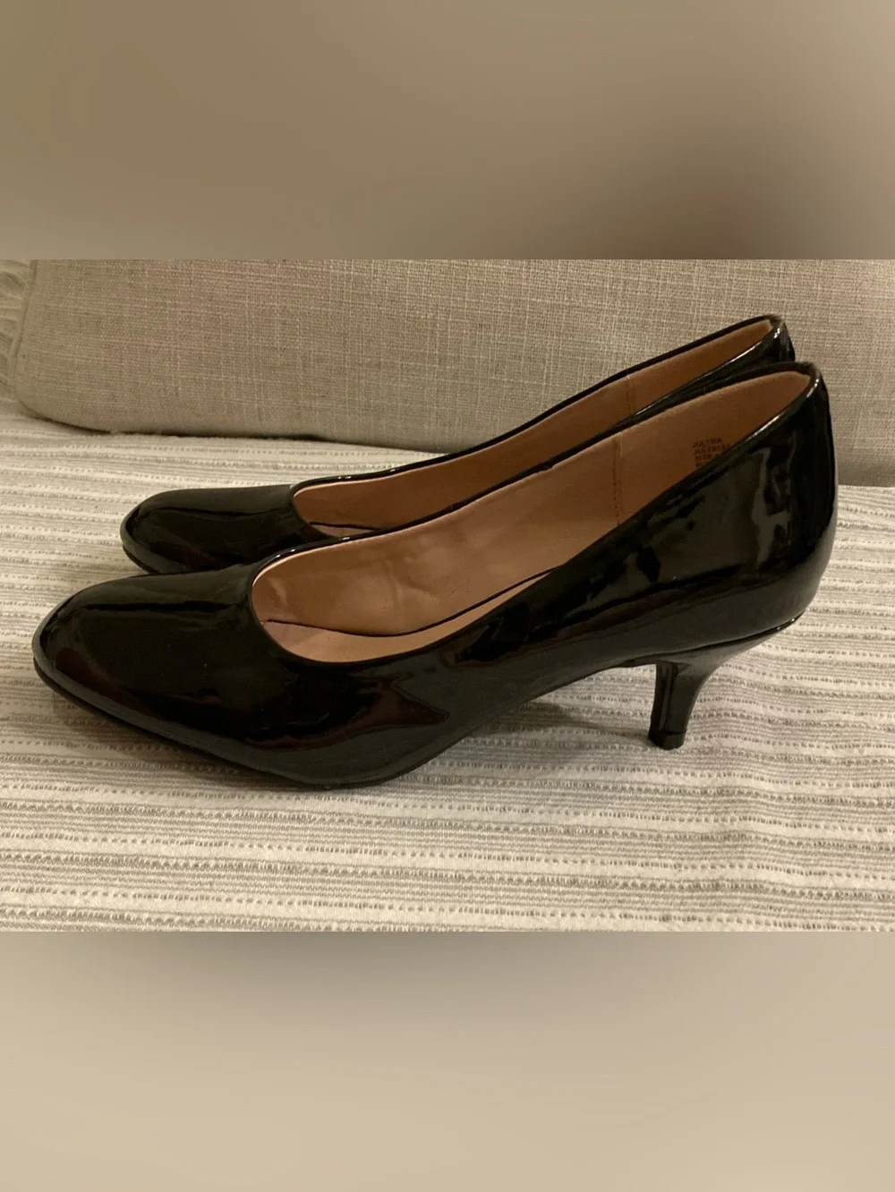 Madden Girl Black Patent Kitten Heel Pumps size 4